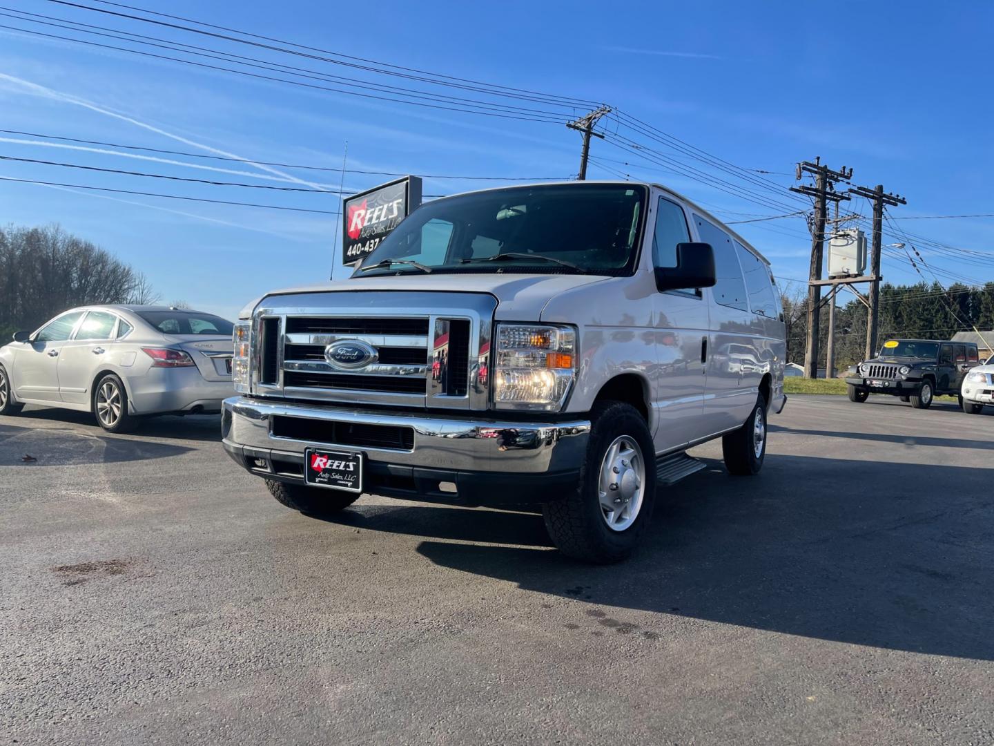 2013 White /Gray Ford E-Series Wagon E-350 XLT Super Duty Extended (1FBSS3BL8DD) with an 5.4L V8 SOHC 16V FFV engine, 4-Speed Automatic transmission, located at 547 E. Main St., Orwell, OH, 44076, (440) 437-5893, 41.535435, -80.847855 - Photo#0